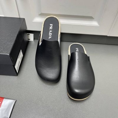 prada 真皮男士半拖 四色到货 这款时尚休闲的穆勒鞋 精选植绒牛反二层牛皮 巧妙融合精致质感 皮革衬里 鞋面饰有prada Milano字母徽标 10毫米轻