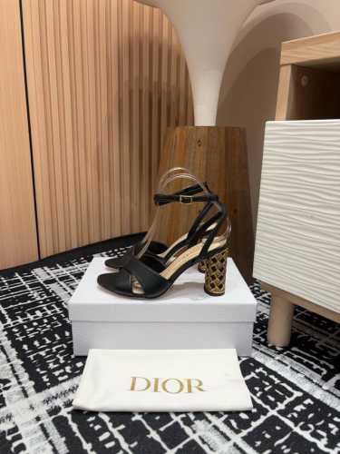 24Ss新款Dior Icon圆铁跟粗跟凉鞋 这款 Dior Icon 带跟凉鞋是二零二四冬季成衣系列新品，彰显 Dior 的经典标识和高订精神。牛皮革鞋面，搭