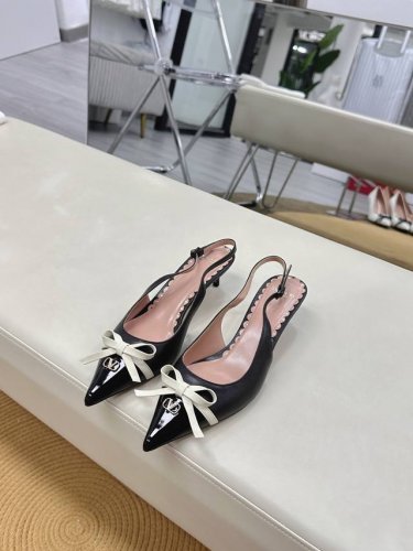 顶级版-真皮底Valentino 最新V Logo Signal小V扣蝴蝶结拼接设计高跟鞋 2025早春新色上市 出厂价pp凉鞋 单鞋 面料 牛皮+漆皮 内里