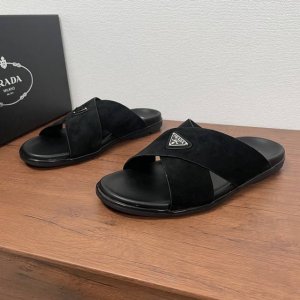 顶级版本Prada 普拉达 新款男士绒面皮革交叉拖鞋 这款交叉凉鞋以触感柔软精致的绒面磨砂皮革成就时尚设计，小牛皮内衬，交叉鞋面设计，正面饰以涂珐琅三角形徽标，