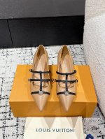 顶级版本Louis Vuitton 路易威登 25 春夏尖头高跟鞋鹰嘴小尖头搭配镂空皮条小方扣可调节松紧，Lv五金 “logo”饰以点缀，细节质感特别的高级！犀