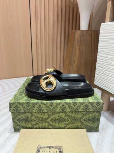 24Ss新款gucc* 船锚链女士凉拖鞋 作为20世纪60年代的标志性设计，船锚链的设计灵感源自繁华璀璨的游艇世界。这款拖鞋采用柔韧皮革匠心打造，考究细节流露优
