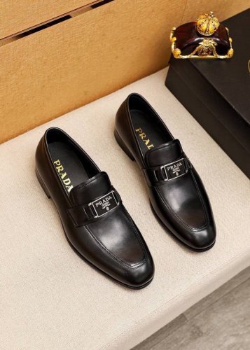 商品商标：Prada 普拉达 休闲皮鞋 正码码数: 38-44 45订制 商品材料：精选 进口头层小牛皮鞋面+原版五金扣，进口水染牛皮内里。强烈立体视觉效果，防