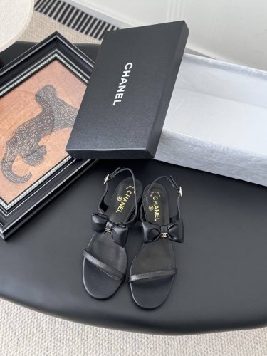 Chanel 2025p新款蝴蝶结凉鞋 小圆跟秒增高 走路很稳很舒适 上脚超级显瘦显白 显气质 气场狠狠拿捏 夏天日常出行 妥妥仙女鞋 鞋面牛皮 内里养生 真皮