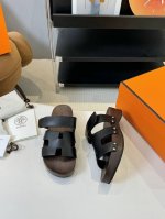 Hermès 爱马仕经典凉拖 极约复古的设计 浓厚的异域风情时髦感十足、随便上脚都很有腔调简简单单的款式随便搭配一下高级感就很棒百搭的颜色流畅的线条很难不爱！面