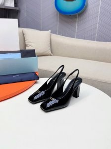 PRADA 普拉达 2025早春新款粗跟方头凉鞋单鞋简单的设计大概就是它最让人喜欢亮点，不是烂大街的那种 很有自己的品牌个性 单鞋出厂价 凉鞋250 _____