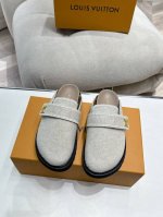 专柜新款包头半拖拖 Winterbreak Comfert 平底拖鞋Lv 字母和Monogram 花卉点缀图案的皮面，搭配羊毛内里，室内外穿着皆宜。纯羊毛材质，