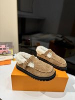 路易威登lv louis vuott on fw24 new arrival～秋冬最新款毛毛拖鞋 这双毛拖也是好好看！皮质的就是非常高级呀！！搭配秋冬的牛仔短