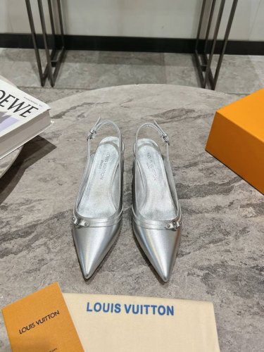 LV驴牌春夏玛丽珍猫跟时装尖头鞋 春夏秀场出镜率最高的一款单品 超多名模上脚 简约大方非常百搭 鞋面采用原版牛皮； 全皮包裸纯手工缝纫鞋面，LV彩色老花标识点缀