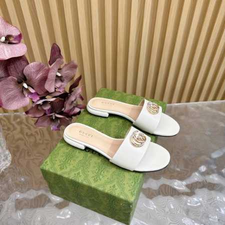 2025早春GUCCI 双G钻扣平底拖鞋 作为Gucci设计传承的杰出代表，Jordaan系列饰马衔扣乐福鞋生动彰显经典优雅格调。这款鞋履采用品牌标志性字母图案 - 点击图像关闭