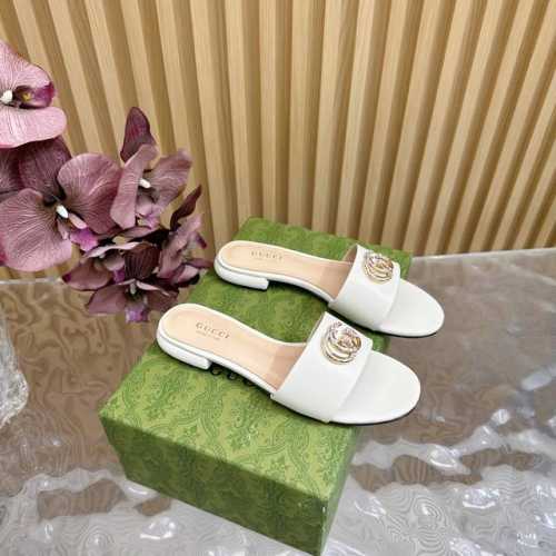 2025早春GUCCI 双G钻扣平底拖鞋 作为Gucci设计传承的杰出代表，Jordaan系列饰马衔扣乐福鞋生动彰显经典优雅格调。这款鞋履采用品牌标志性字母图案