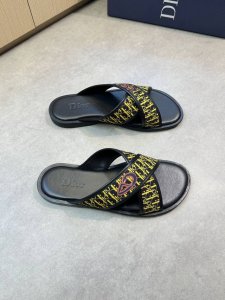 Dior 迪奥 -高端品质 原单休闲凉拖鞋 -鞋面：品牌图腾帆布包皮边、彩印品牌图腾 -内里：环保皮 -大底：超轻Tpu包水台 橡胶；组合成型大底 -超高品控