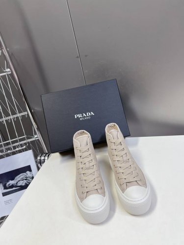 代购级 Prada 普拉达 24ss秋冬厚底球鞋 帆布鞋 科技帆布最新黑科技 相隔几年Prada又给我们带来好看的饼干鞋了 时髦精绝对不能错过的必入款 没有任何