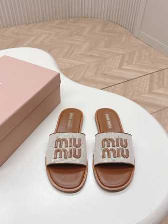 出厂 ，Miumiu2025 新款拖鞋 经典永流传！拉菲草平底拖鞋满满的少女心，复古千金小姐韵味，拉菲草设计可爱又优雅，独家定制拉菲草鞋面，羊皮内里，意大利水染 - 点击图像关闭