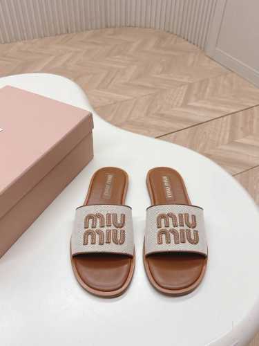 出厂 ，Miumiu2025 新款拖鞋 经典永流传！拉菲草平底拖鞋满满的少女心，复古千金小姐韵味，拉菲草设计可爱又优雅，独家定制拉菲草鞋面，羊皮内里，意大利水染