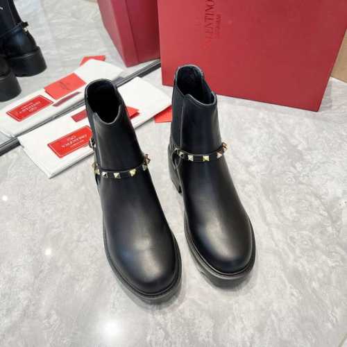 Valentino 华伦天奴新品 延续经典铆钉带子设计. 上脚真心美丽奢华. 演绎全新时尚魅力. 深得海内外知名博主青睐 千万粉丝博主倾情演绎真心好货！ 材质：