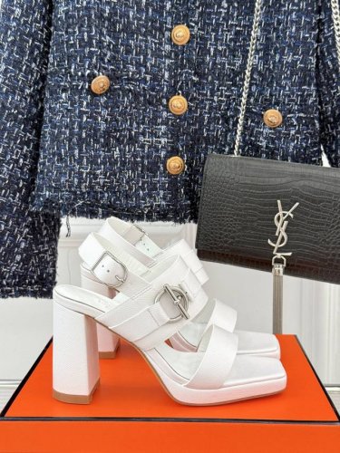 厂价 HermèS 爱马仕经典防水台一字带 粗跟高跟凉鞋 极约复古的设计 浓厚的异域风情 时髦感十足、随便上脚都很有腔调 简简单单的款式随便搭配一下高级感就很棒