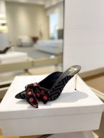 价格p： * 巴尔曼春夏最新款走秀蝴蝶结高跟拖鞋 品牌巴尔曼由法国时装设计师 皮埃尔.巴尔曼 先生创立于1945年的老牌定制时装屋，与、并列成为二战之后的定制时