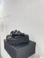 松糕沙夹趾拖鞋 Dym*Nlatry 国潮 设计师品牌 拖鞋黑色 国潮时尚不可阻挡 D N这款 厚底松糕 堪称经典 这个品牌的鞋子不用多说 懂的自懂 非常优秀的