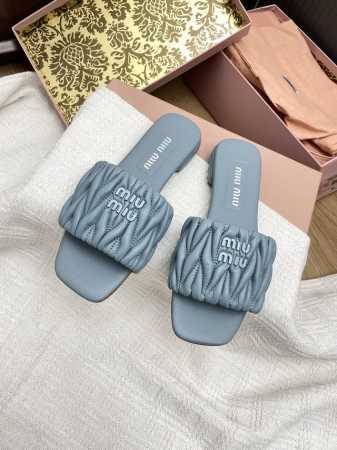 miumiu2025初夏新款褶皱面一字拖鞋 皱皱的皮革处理工艺是Miu家的经典手法 凸显了小羊皮的天然质感~ 让视觉更精致 材质：小羊皮 内里：羊皮 大底：意大 - 点击图像关闭