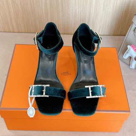 7Cm 组图 出厂价p Hermes 爱马仕 Judy 105高跟凉鞋 时尚又百搭 搭配Hapi鞋扣 超级舒服 每个细节都做到极致 搭配同色调标志性纯鞋扣 设计 - 点击图像关闭