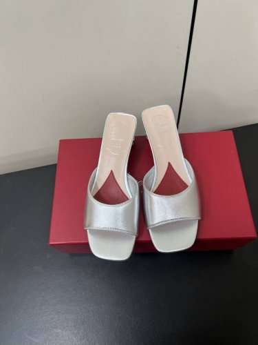 roger Vivier｜Rv25S春夏新品水晶跟拖鞋 喜欢法式优雅的来Pick这双，会让你的夏日穿搭气质翻倍哦～鞋跟镶满Blingbling的水钻爆闪 上脚特