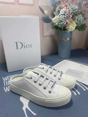 元 Dior 迪奥 春夏新款 帆布花园鞋，原版复制，专柜包装，最高版本！ 面料：纯棉帆布 垫脚：牛皮 内里：牛皮 大底：原版五角星大底 颜色：白色 码数：35- - 点击图像关闭