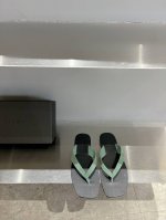 新晋小众澳洲品牌A.Emery今年春夏最流行必备的单品 流畅的线条和极简的几何轮廓具有超越季节的美感 进口牛皮面料 羊京垫脚 私模对版原版大底 码数:35-39