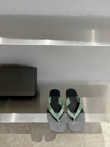 新晋小众澳洲品牌A.Emery今年春夏最流行必备的单品 流畅的线条和极简的几何轮廓具有超越季节的美感 进口牛皮面料 羊京垫脚 私模对版原版大底 码数:35-39