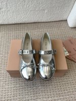 Miu Miu 缪缪 24ss 秋冬季新款 芭蕾舞鞋 缪家以芭蕾的灵动意韵融于日常. 以现代笔触刻画舞鞋经典轮廓！ 超软的摔纹漆皮质款芭蕾舞鞋. 从经典日式鞋履