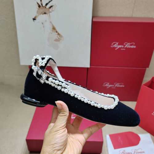 Roger Vivier 225 罗杰维维亚春夏新款芭蕾舞，一眼被惊艳到仙女们确定不拿下这款绝美后空凉鞋吗气场妥妥的安排上夏日搭配各种小裙子不要太美咧夏季还可以