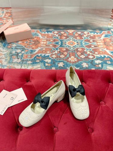 Miu Miu 缪缪 25 早春新品 专柜主打最新走秀款 复古玛丽珍粗跟单鞋缪家高货 顶级工艺打造精品质感 无敌舒适 绝对是一见钟情款！时尚百搭，人手必备！鞋面