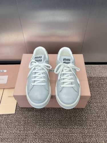 工厂价 Miumiu 2025春夏高定系列走秀新款系带休闲运动小白鞋 缪缪明星同款字母Logo厚底圆头拼色滑板女鞋 材质 鞋面进口小牛皮 进口羊猄皮+水染羊皮内