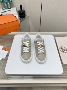 出厂女420男430 高版本 Hermes爱马仕经典情侣款#扣休闲小白鞋滑板鞋 完全不会撞鞋 充满未知的爱马仕 很少出平底休闲鞋而且是搭配经典镀钯Kelly鞋扣