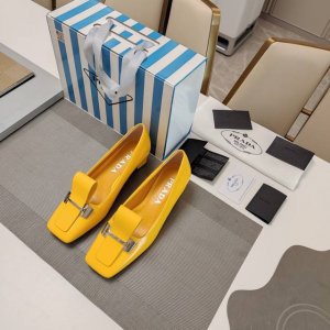 方头露舌皮饰金属扣头穆勒单鞋系列 顶级包装配套最高版本 PRADA 2025s普拉达春夏新品， 顶级版本 实力来袭！复古时尚普拉达公主糖果风格单鞋，少女必备 制