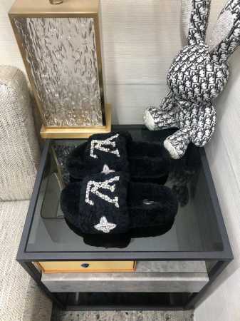 出厂价 高端品质 L.V 2024今年秋冬最火羊毛拖、爆款来袭 顶级 品质、完美细节、市场最高版本、你值 拥 :Lvu 原版高密度防滑加厚发泡底 进口皮毛一体羊 - 点击图像关闭