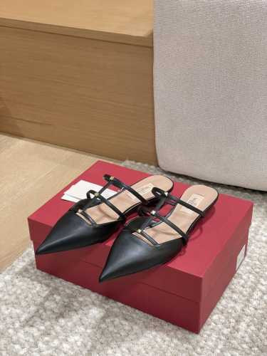工厂p价p 顶级版本 代购品质 原版开发 Valention 华伦天奴穆勒拖鞋 V家小铆钉尖头平底凉拖鞋 Vt专柜最新Vlogo系列 重工打造经典高跟鞋 顶级版