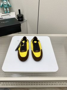 出厂 高版本 Prada 普拉达 25 早春 走秀 休闲 阿甘 德训鞋 出镜率很高的就是这款德训鞋 外形是像芭蕾舞鞋一样的跑鞋，柔软的皮质加上Prada 专属尼