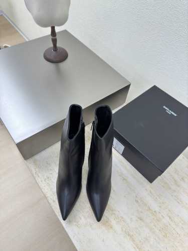 尖头皮靴 YSL 中筒靴 外销经典 Yvette Saint Laurent圣罗兰logo 精致高跟 黑色 最懂女人心的杨树林 无死角的美鞋 撑起气场 小羊皮