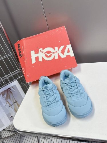 Marni玛尼 X Hoka 泡芙面包鞋 运动鞋 向来以大胆前卫设计美学见称的 Marni 创意总监 Francesco Risso 擅长运用鲜明色彩及独特剪裁