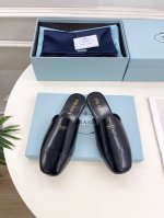 PRADA 普拉达 25 2025春夏新品 专柜走秀款复古半拖平底鞋系列鞋面：原版高定制开边珠牛皮 内里：进口混种羊皮里大底：原版开模防滑大底跟高：平底 鞋码: