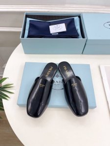 PRADA 普拉达 25 2025春夏新品 专柜走秀款复古半拖平底鞋系列鞋面：原版高定制开边珠牛皮 内里：进口混种羊皮里大底：原版开模防滑大底跟高：平底 鞋码: