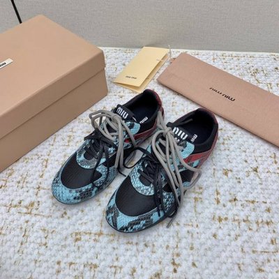 出厂 高版本 Miu Miu缪缪 25 春夏新款Gymnasium 系列 绒面革 系带 低帮 德训 生活休闲鞋 秀场工艺来自Miu Miu系列的细节特写 新季的