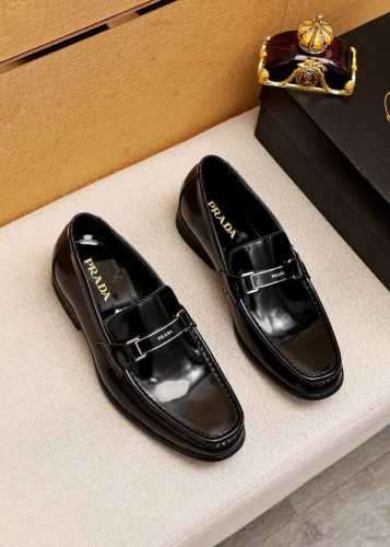 商品商标：Prada 普拉达 休闲皮鞋 正码码数: 38-44 45订制 商品材料：精选 进口头层开边珠牛皮鞋面+原版五金扣，进口水染牛皮内里。强烈立体视觉效果