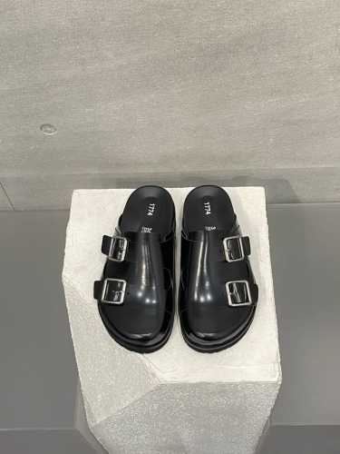 出厂价 Birkenstock1774 2024春夏系列，强调功能和设计之间兼容，自带光泽感的皮质鞋面，兼具舒适性盒灵活性 ，延续了经典设计的质朴风格，将夏日的