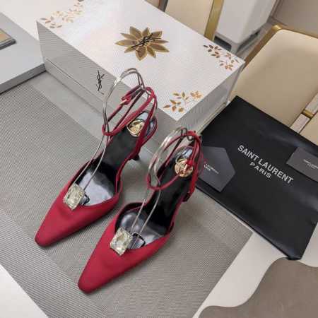 SAINT LAURENT ” SYL圣罗兰 顶级版本25SS众明星网红追捧的圆柱体细高跟，玻璃宝石小方头包头高跟凉鞋。SYL 2025官方VIP 贵宾版金花磁 - 点击图像关闭
