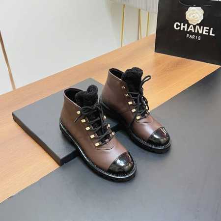 独家爆款 CHANE*｜小香2024秋冬高级手工坊新款短靴 本季秋冬季节必备单品！香奈儿女士钟爱简约又难以抗拒系 搭配展现与众不同的穿搭风格。时尚达人鞋柜必备款 - 点击图像关闭