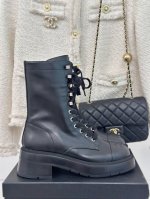 厂价 CHANE*｜小香24P秋冬新品 双C拼色短靴 自带氛围感又显高级 日常随心搭配裙子 裤子都无敌美！ 精致优雅女性必备单品！ 鞋面采用定制进口小羊皮 内里