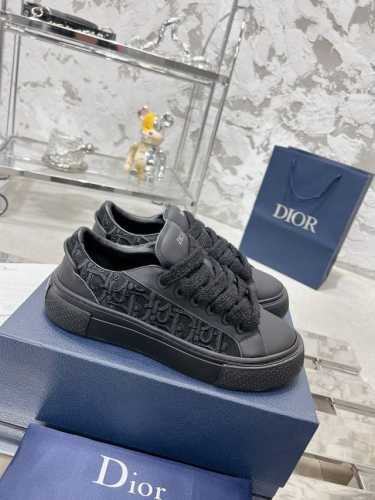 顶级版本 Dior 迪奥B33系列 情侣款休闲板鞋 原版购入开发做货 采用迪奥灰牛皮革精心制作，侧面饰以同色调 CD Diamond 图案帆布镶片。 CD Ic