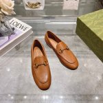 1819-1 黄棕压G 35-41 作为Gucci设计传承的杰出代表，Jordaan系列饰马衔扣乐福鞋生动彰显经典优雅格调。这款鞋履采用品牌标志性字母交织图案皮